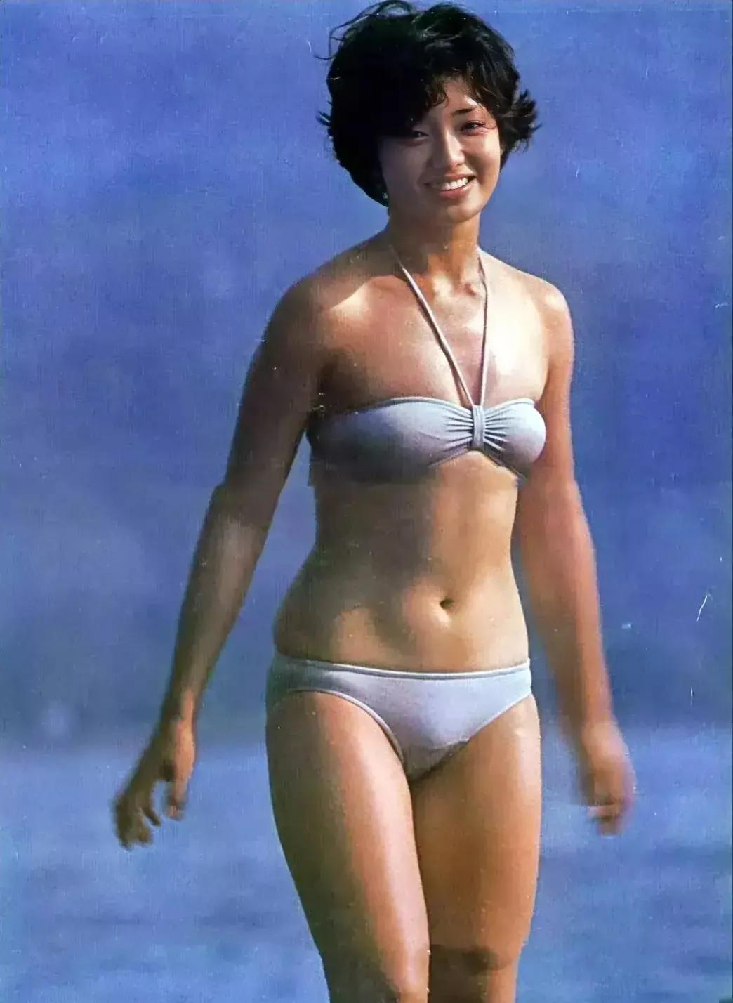 这是一张70年代的泳照！
一张罕见的山口百惠泳装照片再次登上了时尚娱乐圈的舞台，