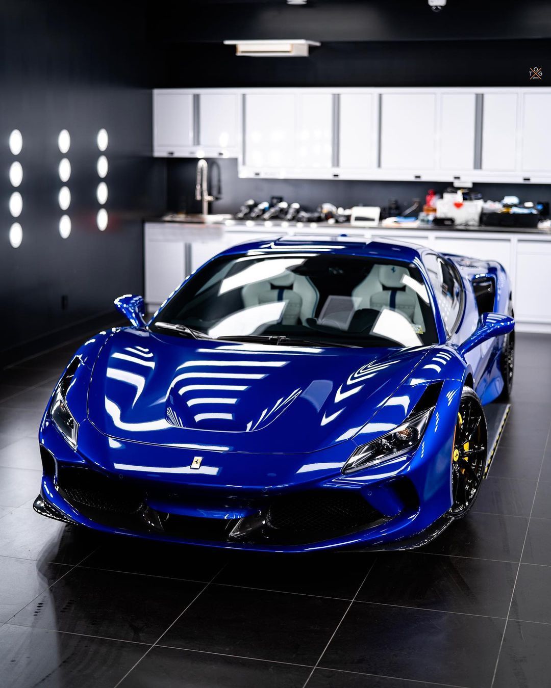 Ferrari F8 Tributo finished in Blu Elett