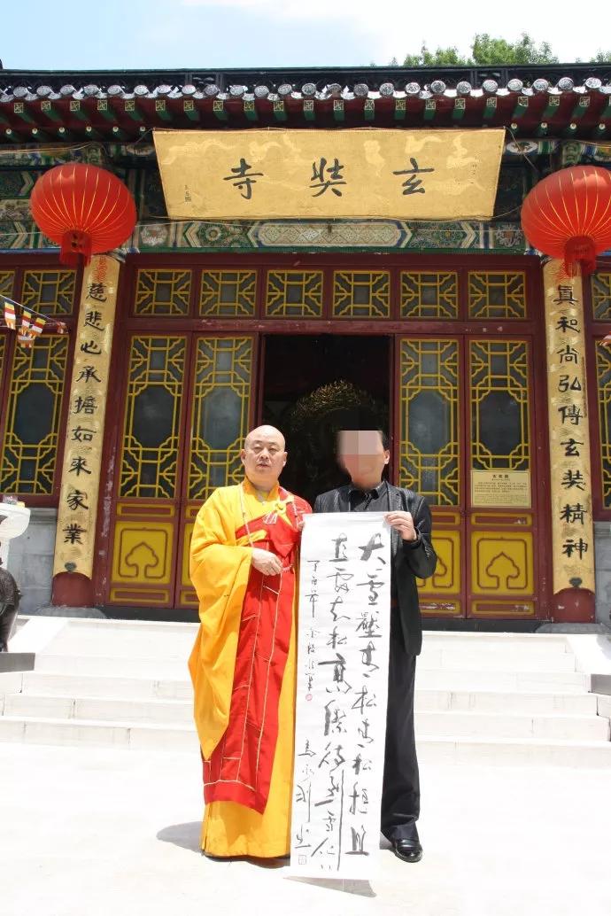 南京玄奘寺的大厅门前有一副对联：真和尚宏传玄奘精神，慈悲心承担如来家业。能够有机
