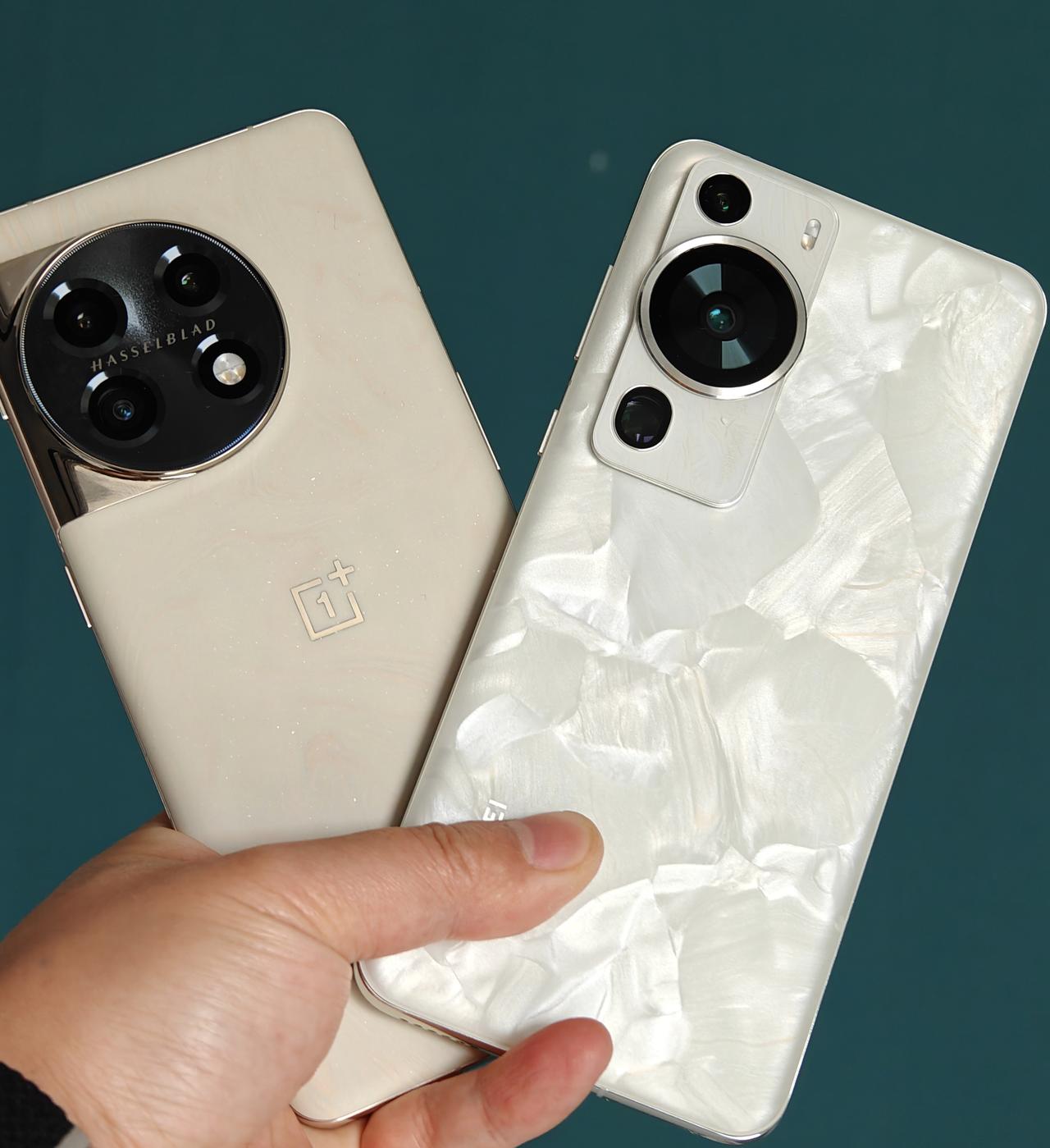 这是不是上半年颜值最高的两款旗舰机？一款是华为P60 Pro洛可可白，一款是一加