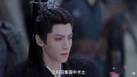 澹台烬一身黑色造型出镜，无眼影版超帅气！
在最新一集《长月烬明》中澹台烬一身黑色