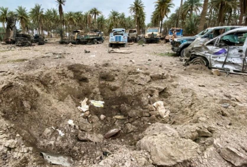 印度核导弹试射发生意外，巨大火球砸向地面，直接砸出了一个直径为2米的深坑，附近的