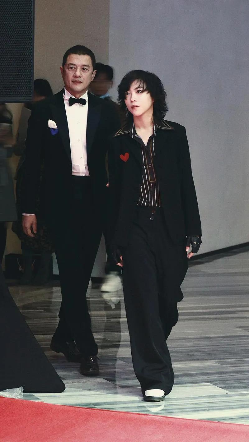 王菲大女儿窦靖童和李亚鹏合体走红毯，中性装扮帅气十足，和李亚鹏在一起画面温馨有爱
