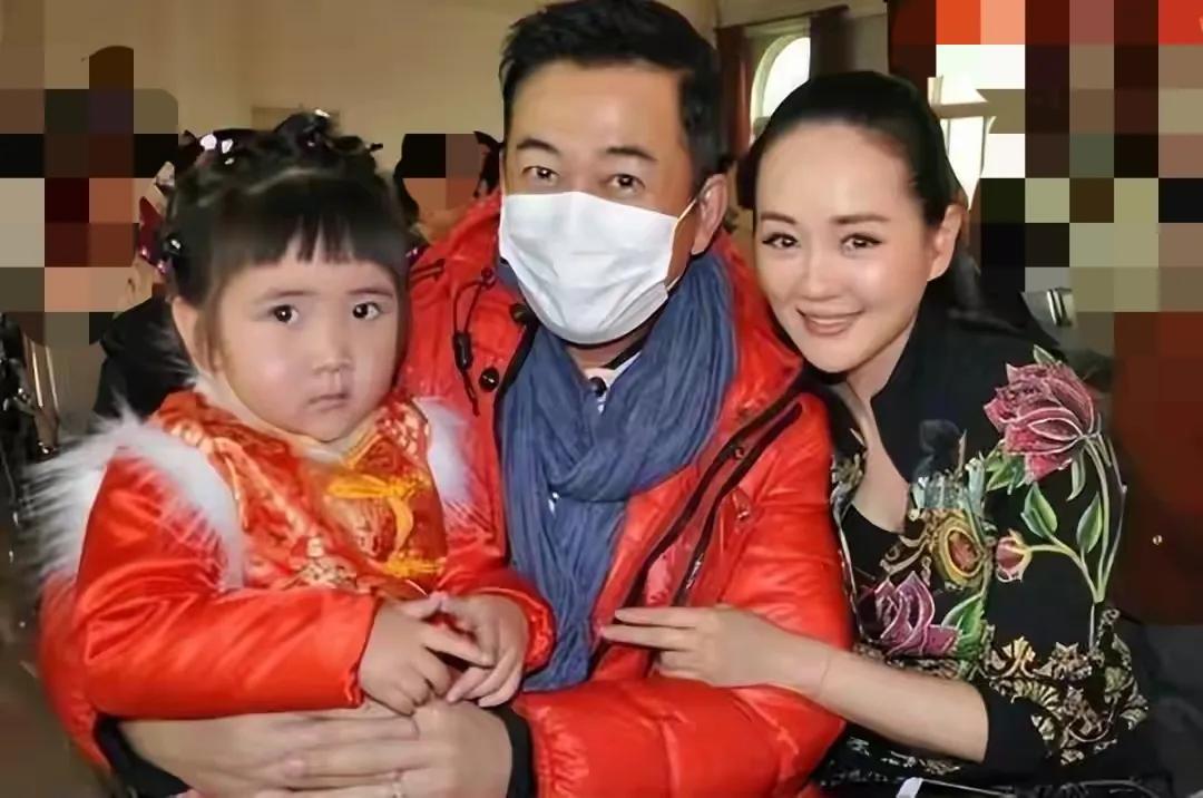 老戏骨王志飞的全家照，虽然是再婚家庭、虽然是老夫少妻，但看的出来一家三口是真幸福