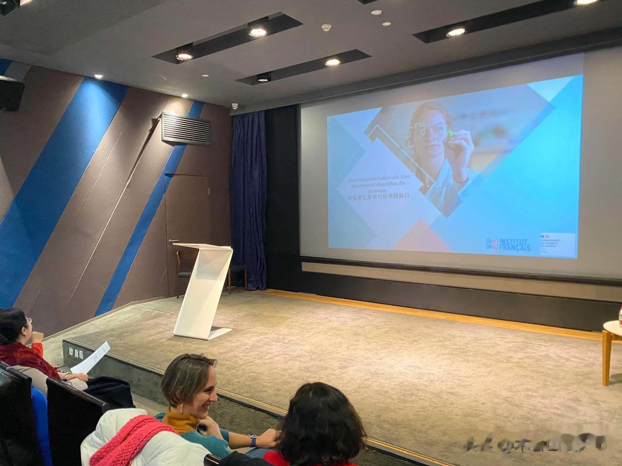 世界各国理工科女生都比男生少，工作上其实也可能有一些差异。

随着“妇女和女童参