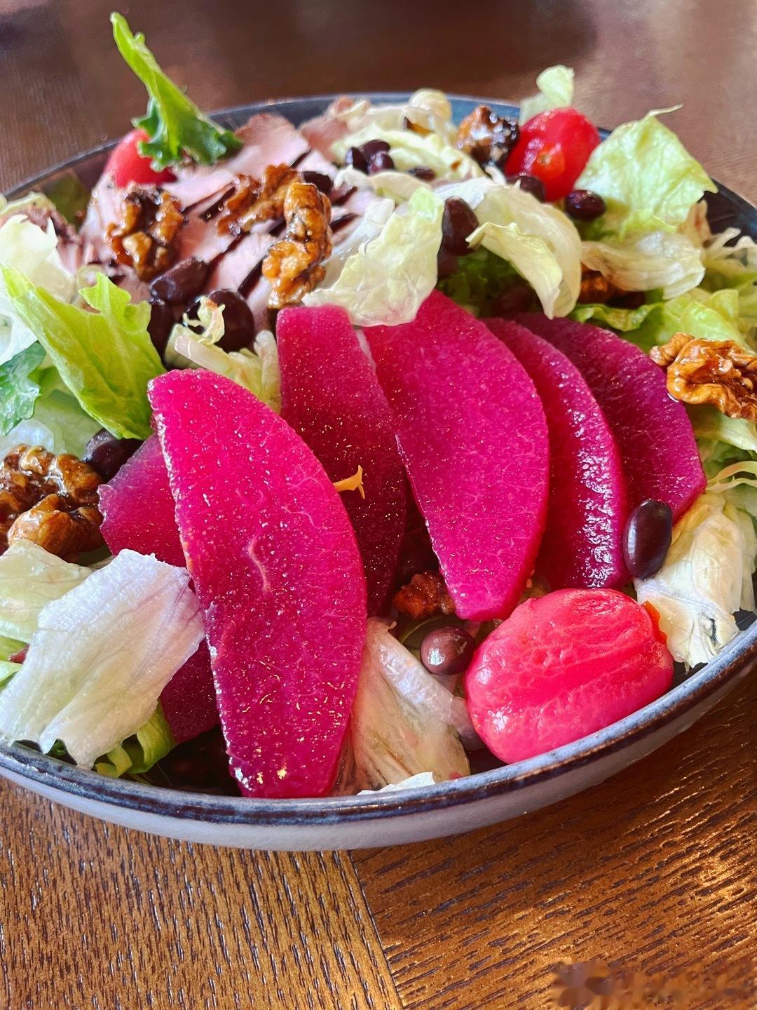 减肥适合吃的蔬菜水果：蔬菜🥬：西红柿、黄瓜、西蓝花、胡萝卜、菠菜、白菜、冬瓜、