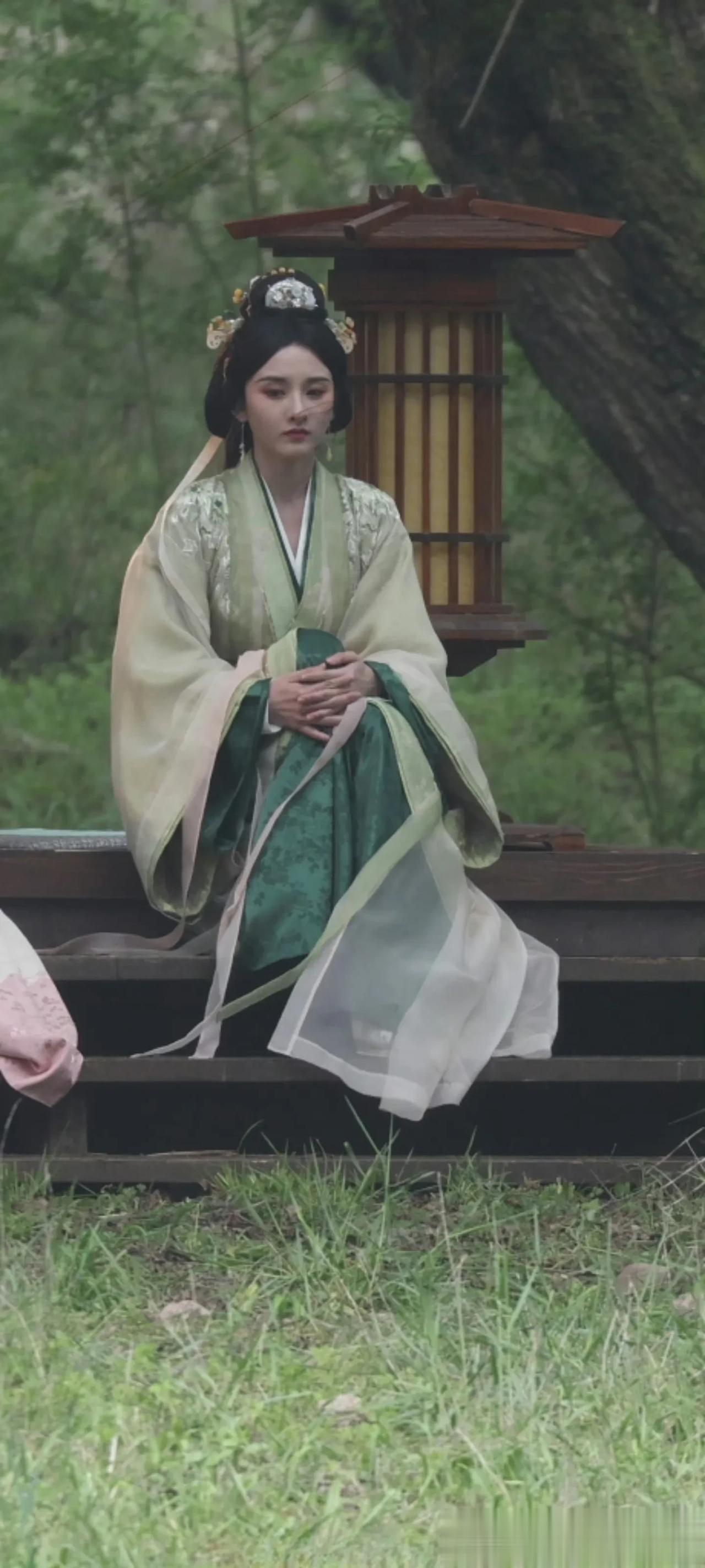 宋祖儿这个绿色古装造型真的出圈了，清淡恬雅，仙气十足，完全匹配书里小乔的美貌呢，