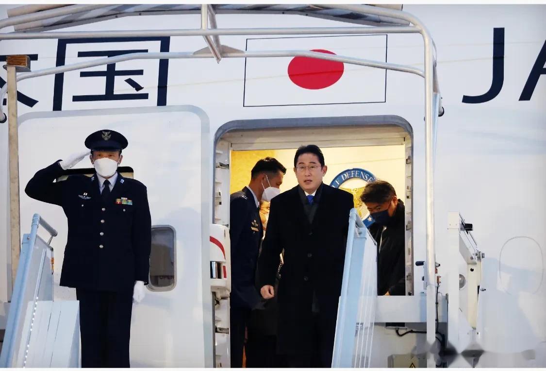 日本首相岸田文雄乘专机抵达巴黎