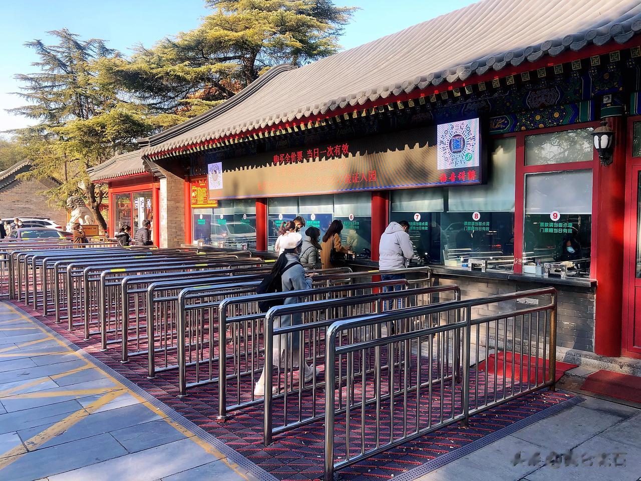  旅行小常识分享给好朋友们。雍和宫现在不支持网上预约订票。门票二十五，电子解版解