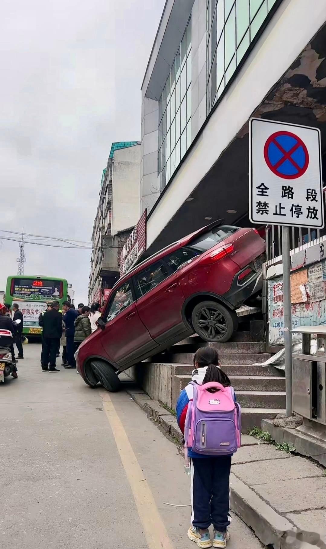 我也是十几年的司机了，想破头都不知道她怎么开上去的？ ​​​