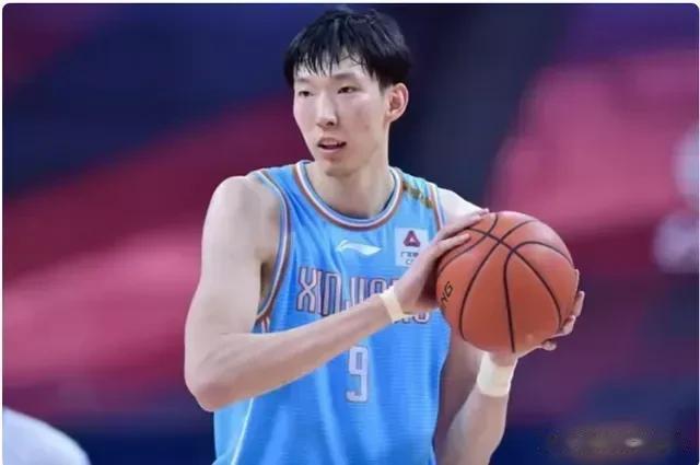 新疆队回归CBA是在情理之中的事。
周琦被放弃也不意外，
毕竟新疆队20年来为中