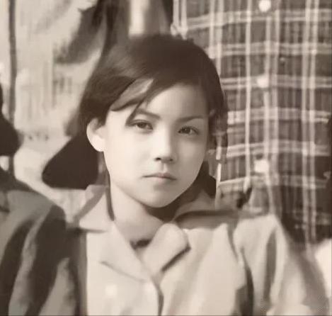 1981年，歌坛天后王菲的小学时代。那一年从她的眼神里，已经能看出“桀骜不驯”四