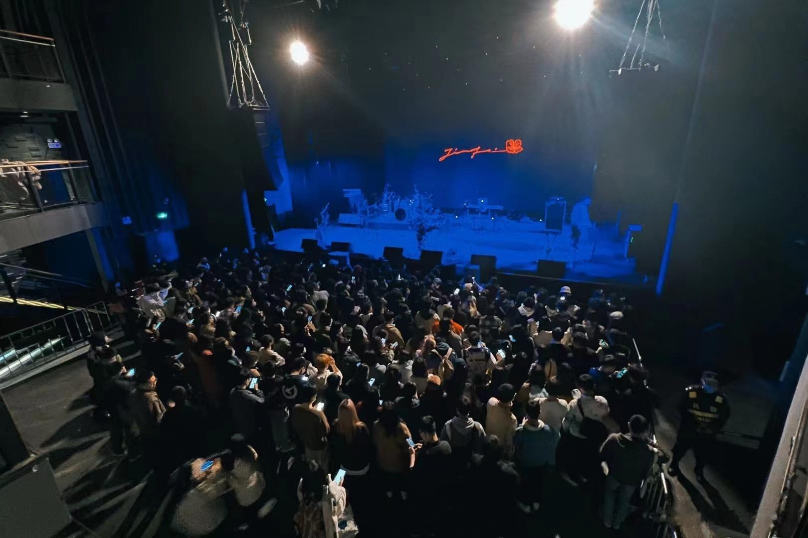  昨晚太开心啦️都没来得及发票圈…感谢👭安利的宝藏歌手——陈婧霏据说票是一秒抢