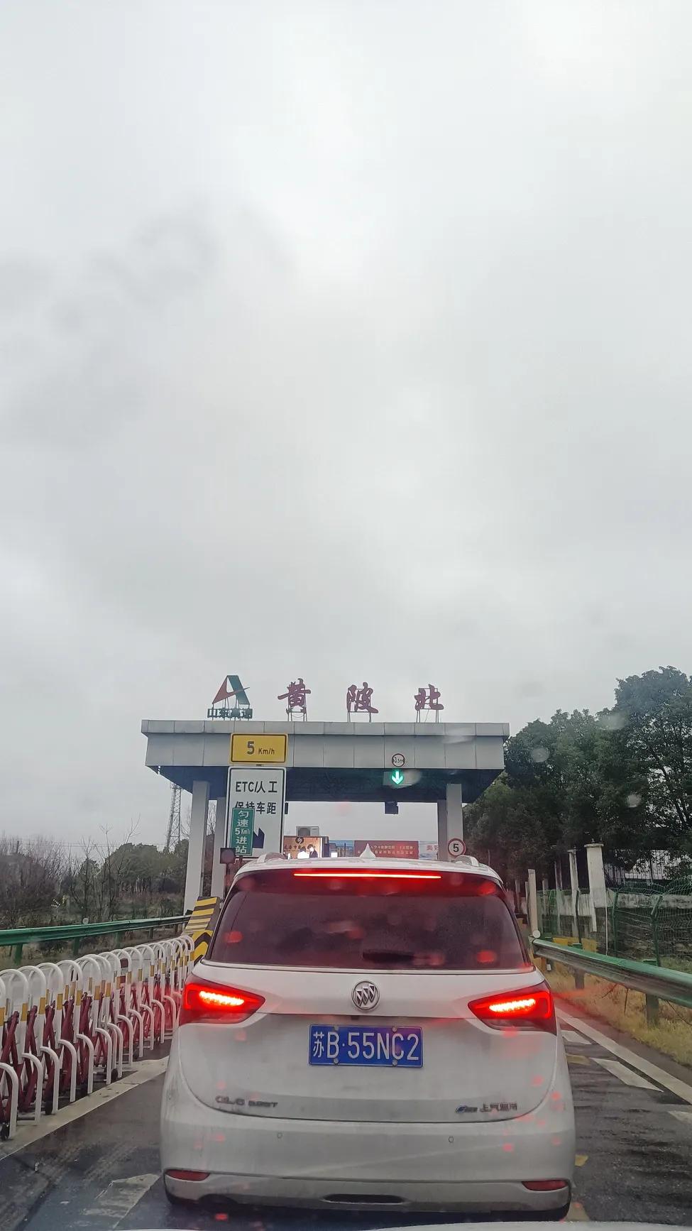 出了个门，G42沪蓉高速长岭岗服务区前居然堵了，一查导航堵了几十公里，[捂脸]被