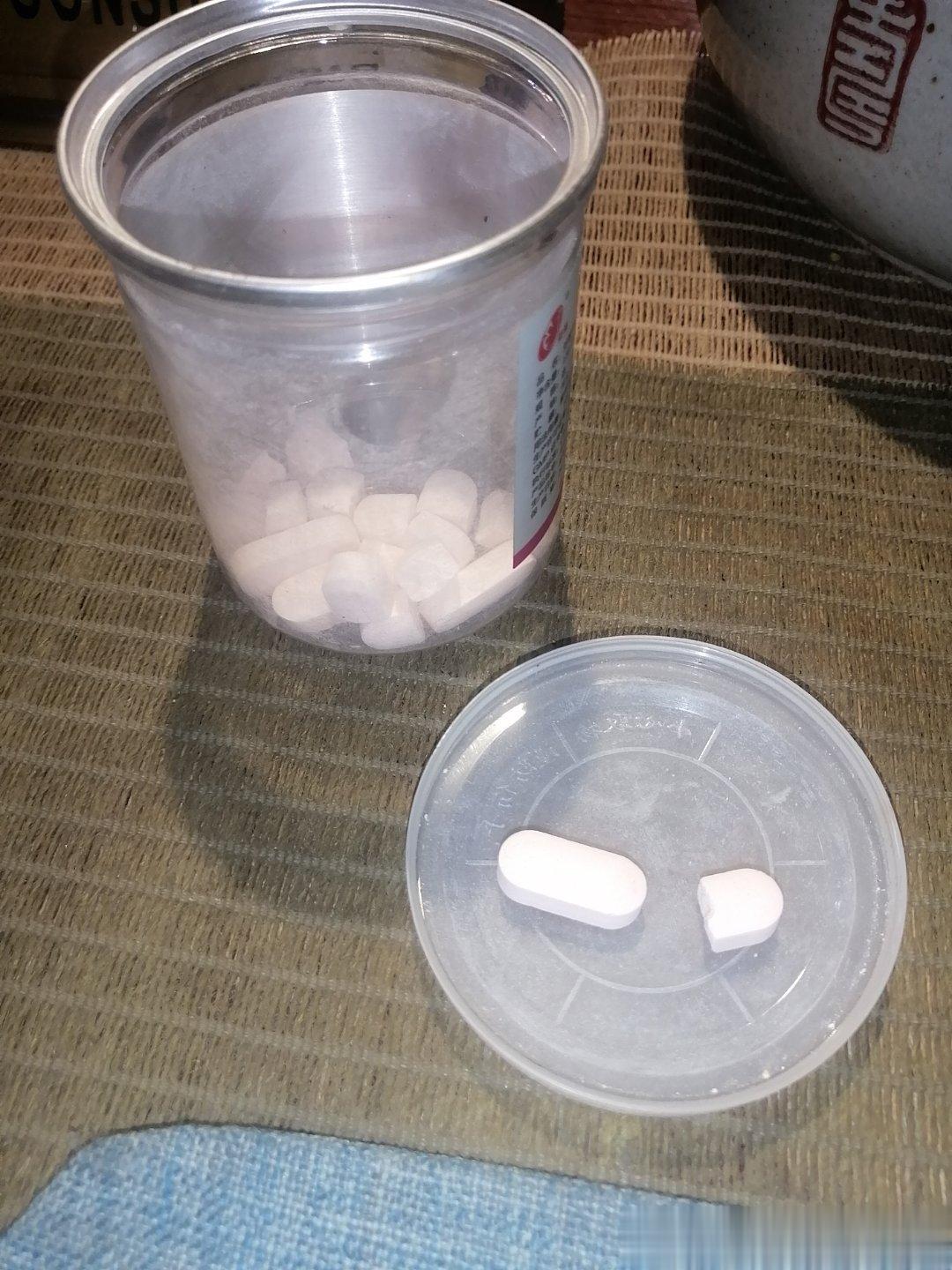 每天我吃的小钙片。这是用一个小圆盖塑料瓶装的，很轻，带着方便，几十粒，每天就装在