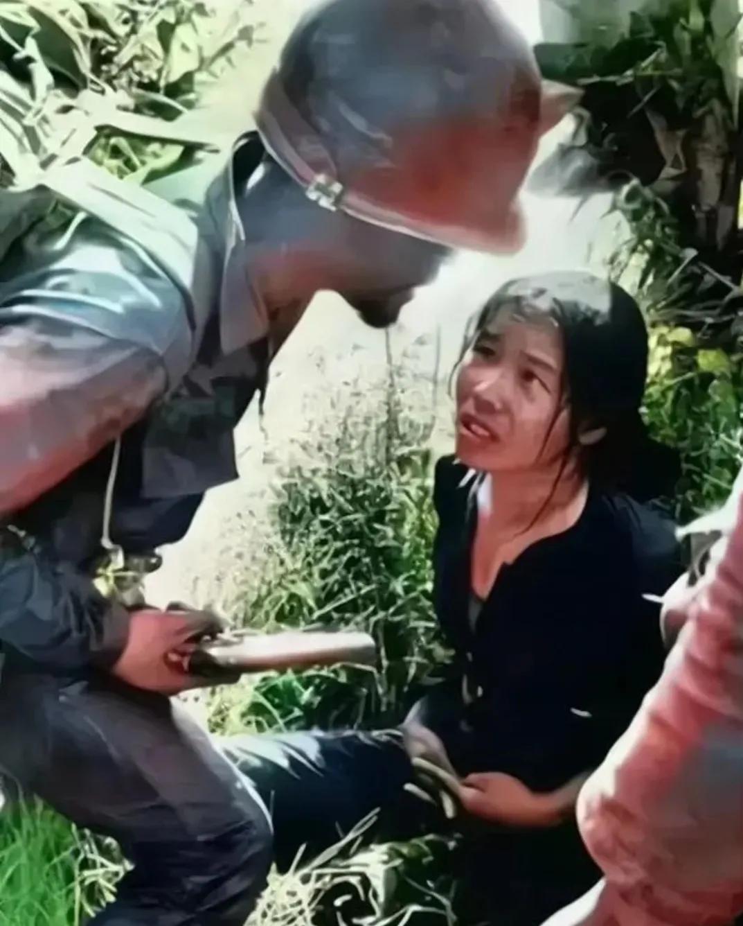 1972年，一名越南妇女在树林中被美军俘获，等待这名妇女的极有可能是来自几人的虐