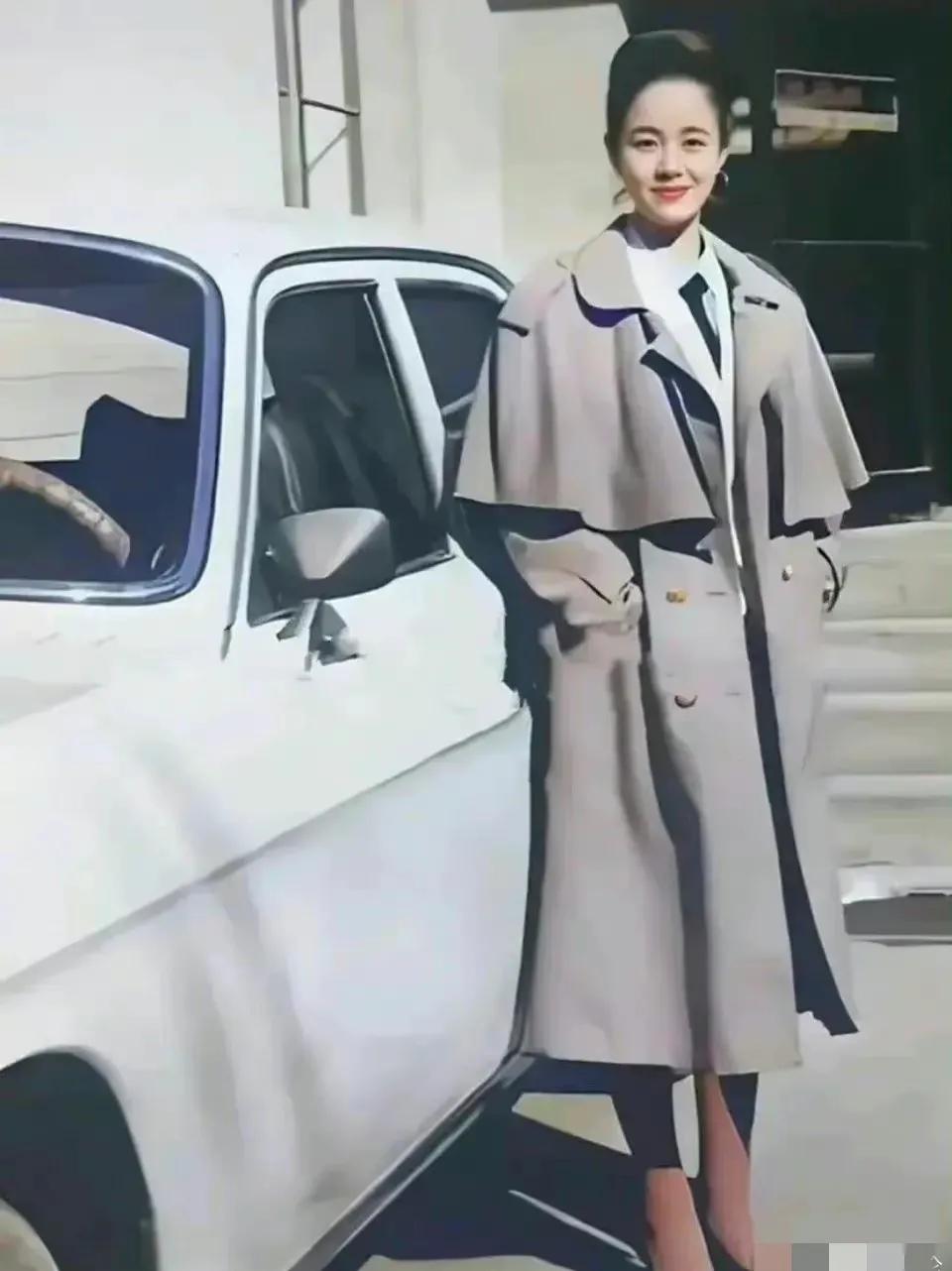 1993年，上海街头开提桑塔纳的女司机，站在自己的爱车旁边，拍下了这一张照片。
