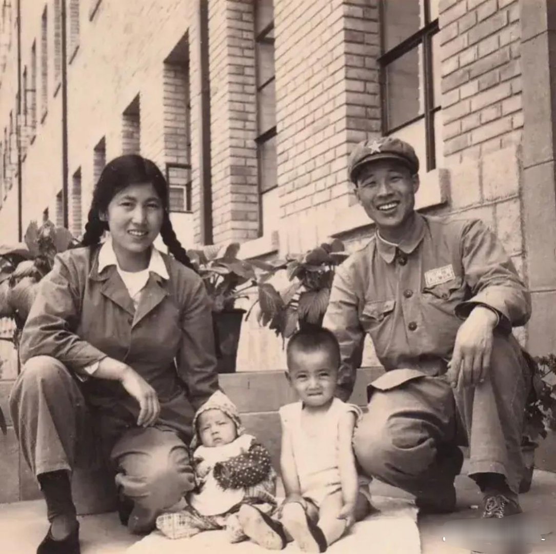 #历史那些事[超话]#上世纪50年代的全家福显示，这位老兵虽然面带微笑，一双小眼