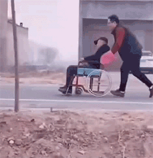 图1 世上无难事，只怕有心人！大爷的瘫痪终于被小伙治癒！
图2 总感觉喜欢机车的