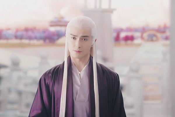 同样是白发男神，任嘉伦、肖战没啥，看到朱一龙：打扰了！
大家好，欢迎收看今天的文