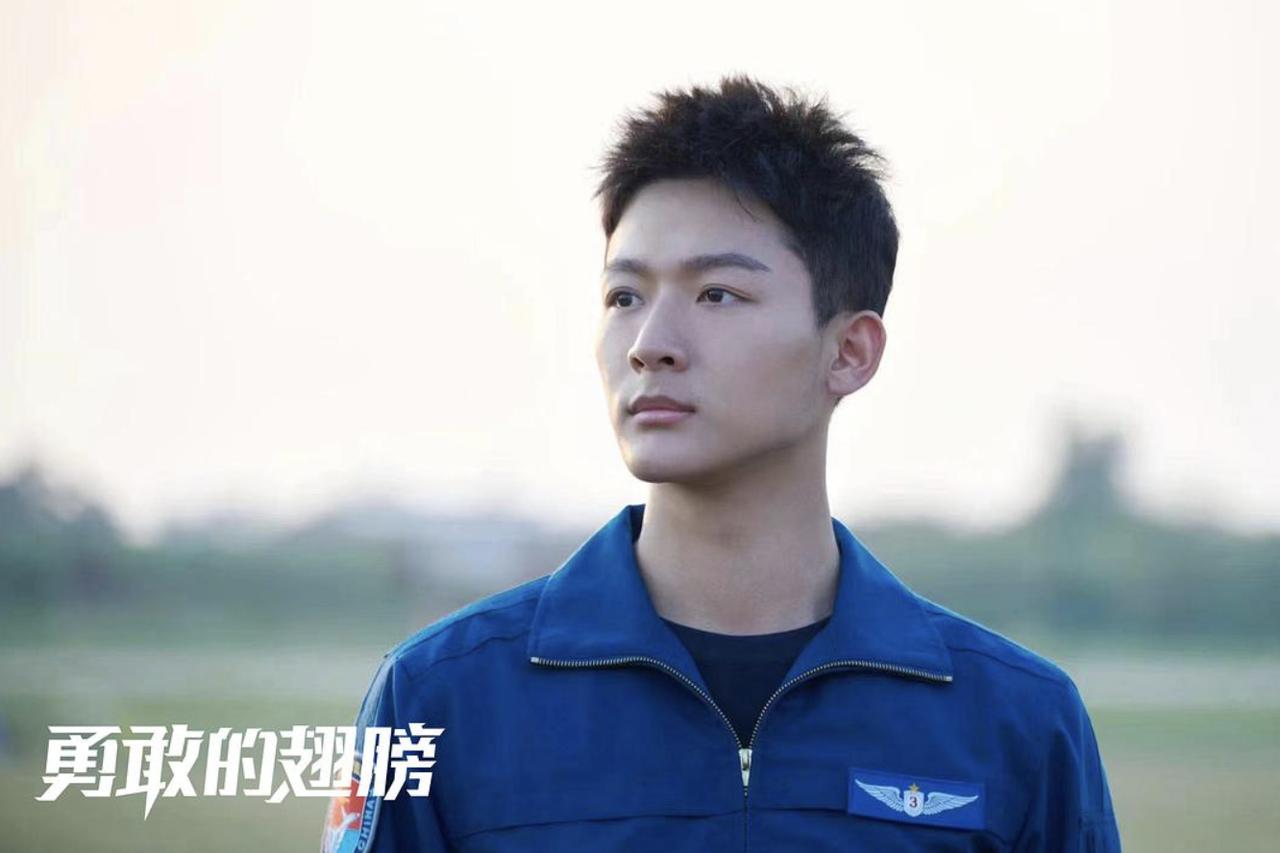 电视剧《勇敢的翅膀》已经播出，这是国内首部反映空军轰炸航空兵部队的军旅题材剧，展