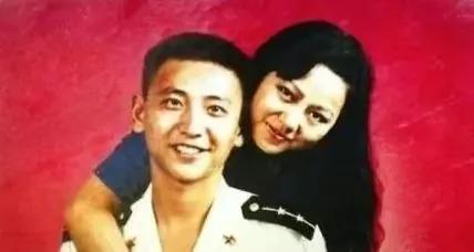 2001年4月1日深夜，王伟妻子阮国琴突然接到团部电话，让他去参加空军家属会议。