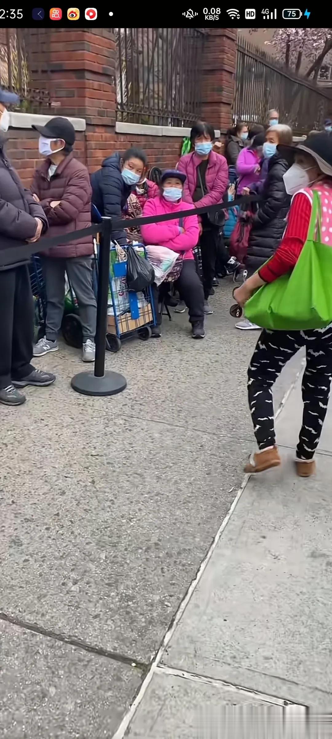 水深火热之中的漂亮国给穷人免费发放食品，没有任何门槛只要你需要就可以排队免费领取