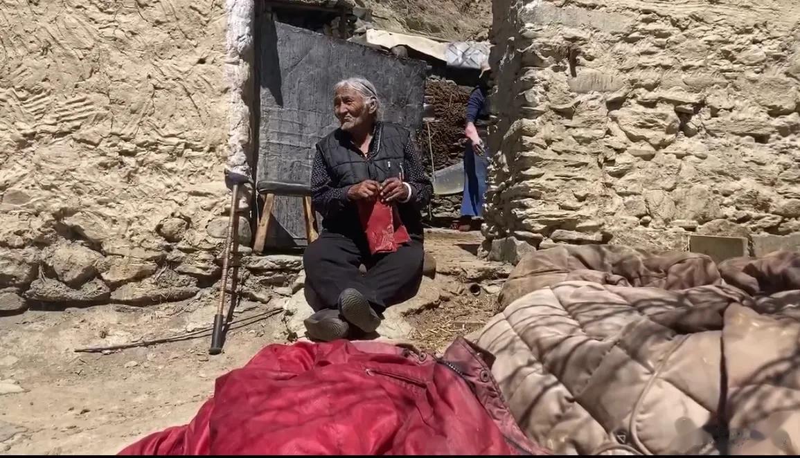 深入接触了很多藏民后，我才知道：如今，他们中的很多，依旧会把辛苦挣来的钱捐到寺里