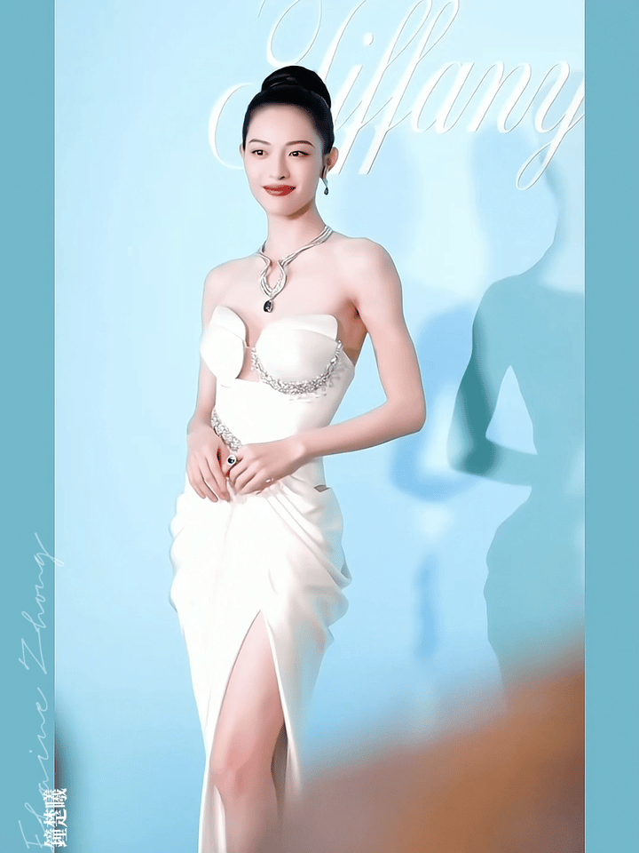 钟楚曦是为红毯而生的吧！这一身银白色礼服搭配蓝宝石真的太显身材了，美得闪闪发光，