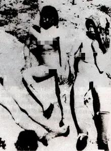 1938年，三位中国妇女被日军残忍脱光衣服，遭受了惨绝人寰的凌辱和虐待。这张照片