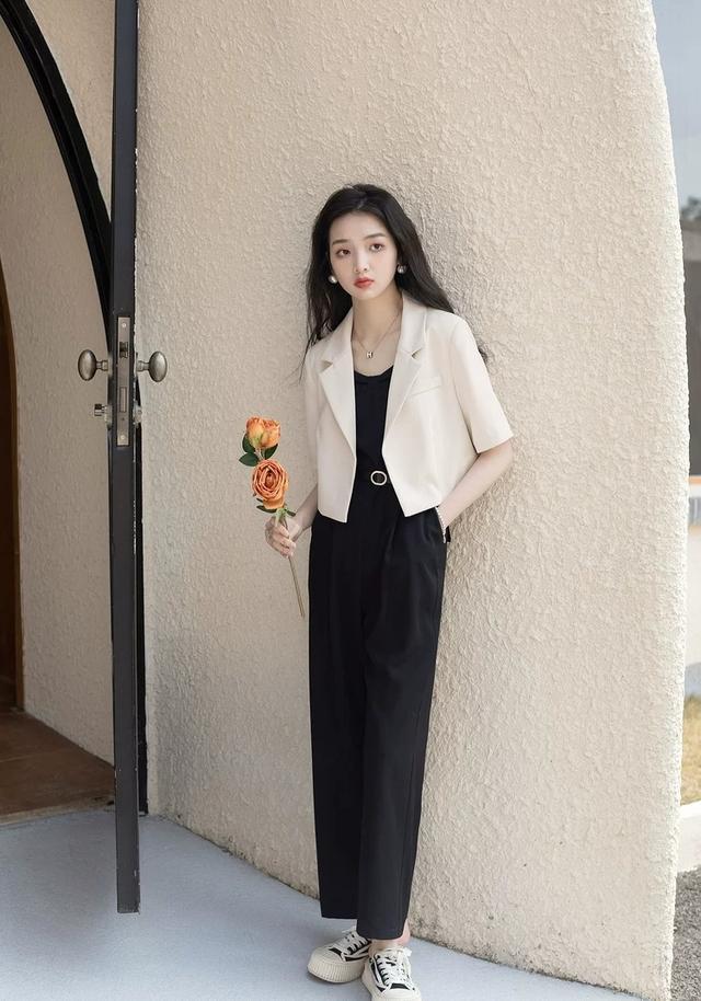 而且在春天这样乍暖还寒的时候，披上这么一件短款外套出门也是很合适的，可以保证保暖