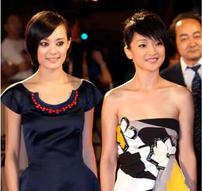 原来“娘娘”们也曾有过这样的非主流造型呢！

这浓重的烟熏妆和她们的着装造型，在