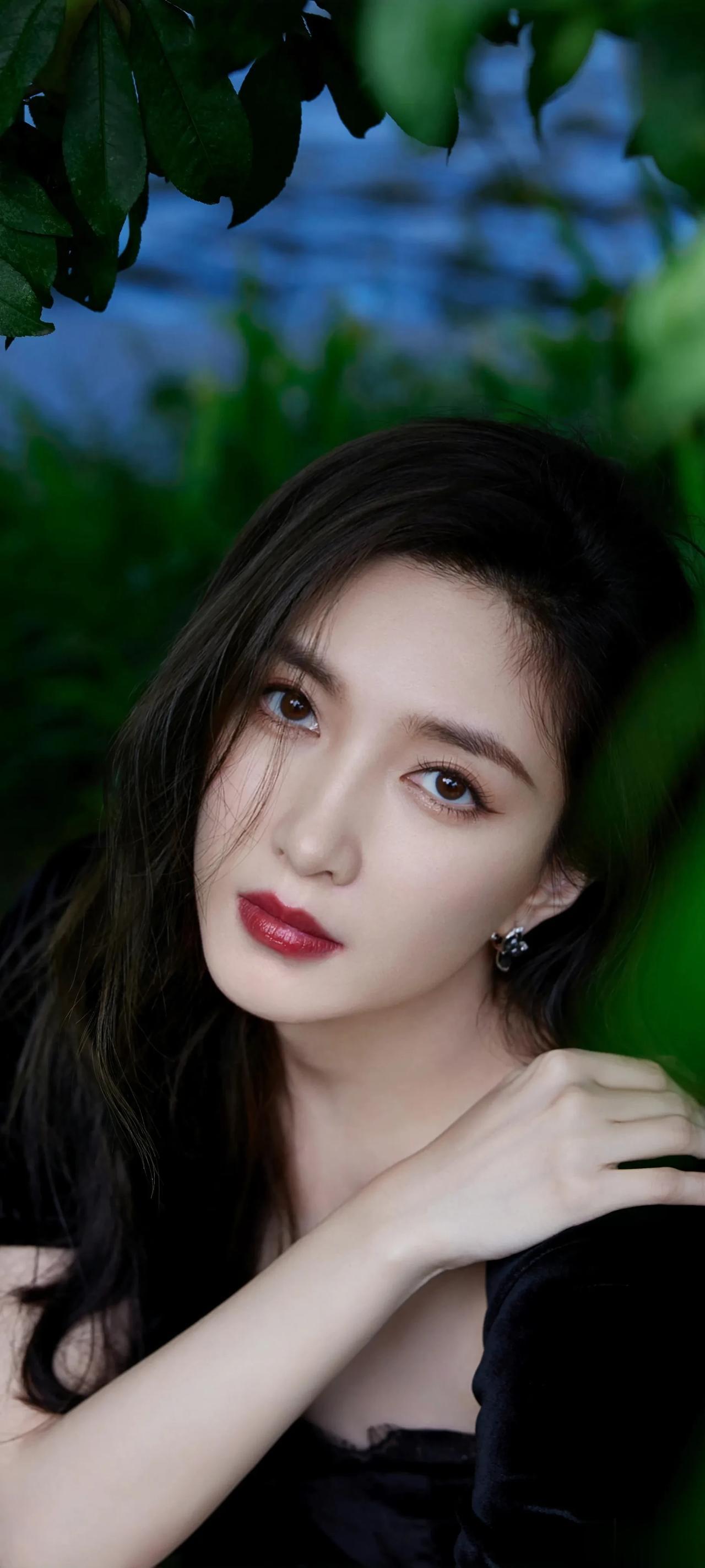 江疏影高清壁纸，身着黑色蕾丝裙尽显优雅别致，明艳动人。
  