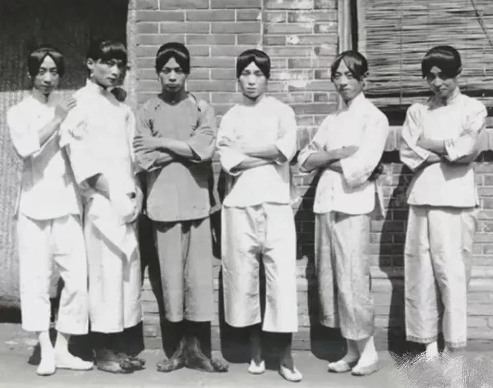 清末北京街头，“男妓”们站街拉客的照片

很多人都知道，古代有青楼，有妓女，却不