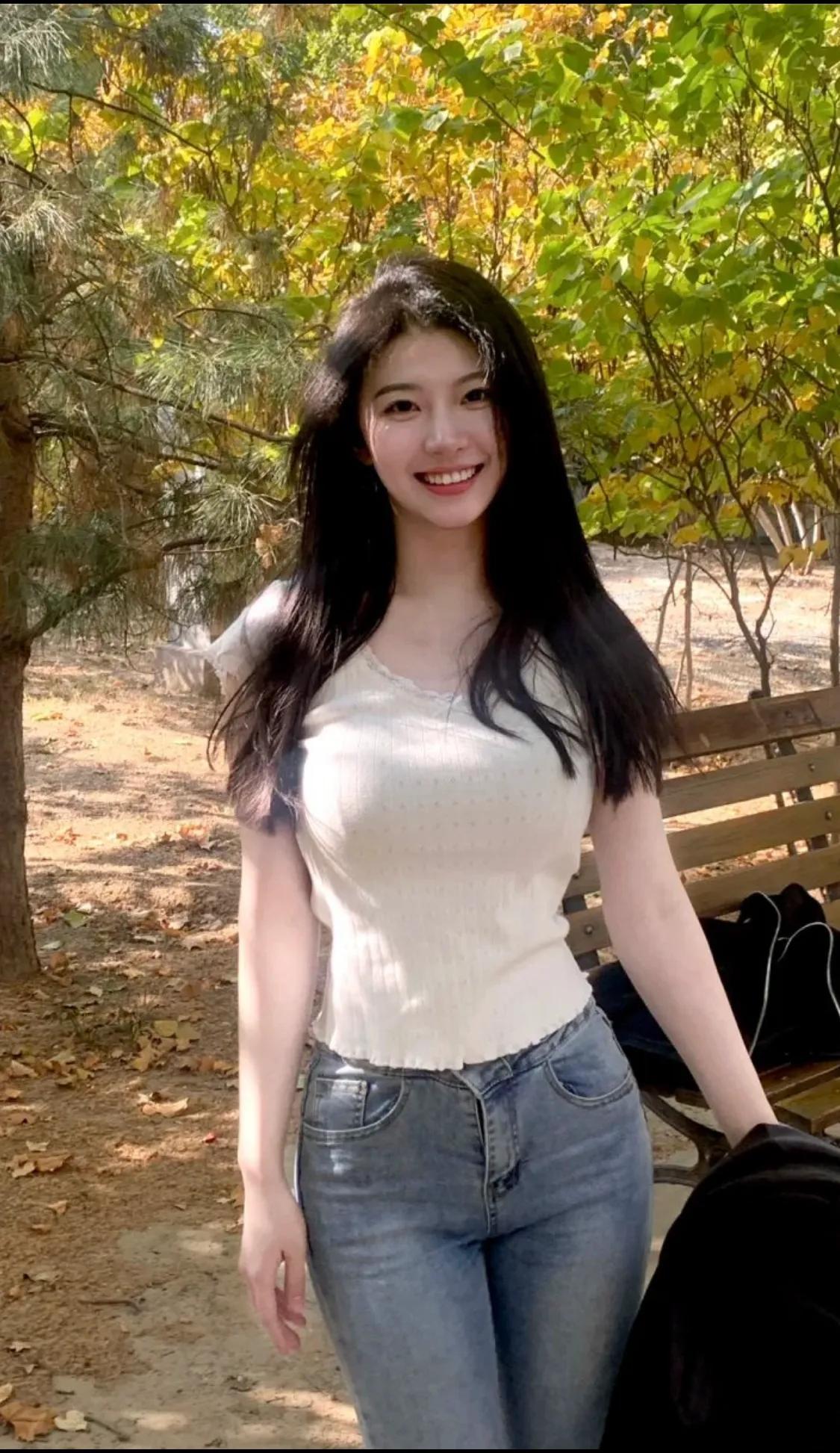 你们男人啊，天天喜欢美女美女滴，告诉你多少遍了，女人没你想的那么简单。
你记住：