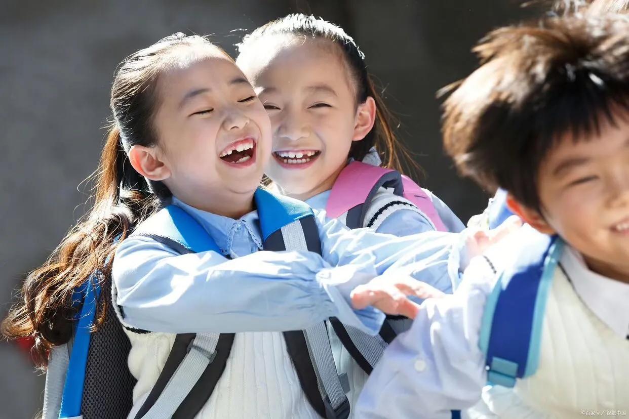 代表建议免除2024后孩子学费至大学，这一政策无疑可以减轻家庭经济负担，普遍提高