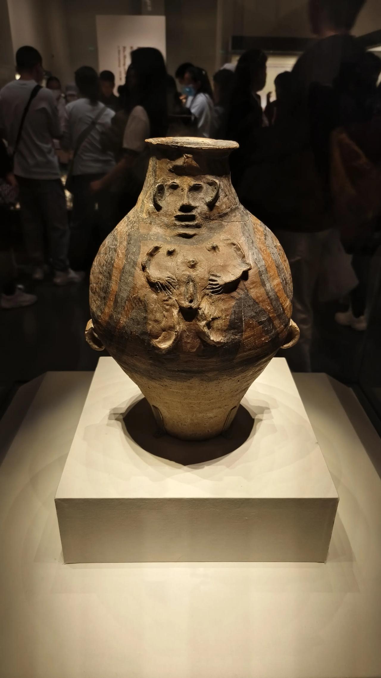这个是马家窑文化出土的一件裸体浮雕彩陶壶。技法上来说，既有彩绘的技法，又有浮雕的