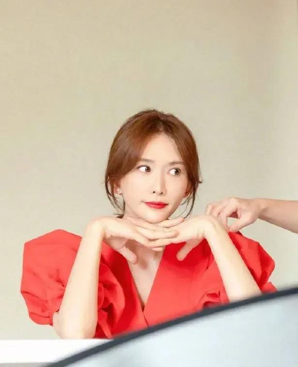 林志玲分享儿子近况，林志玲儿子会走路了，林志玲会带儿子去公园跑跑跳跳。

然后给