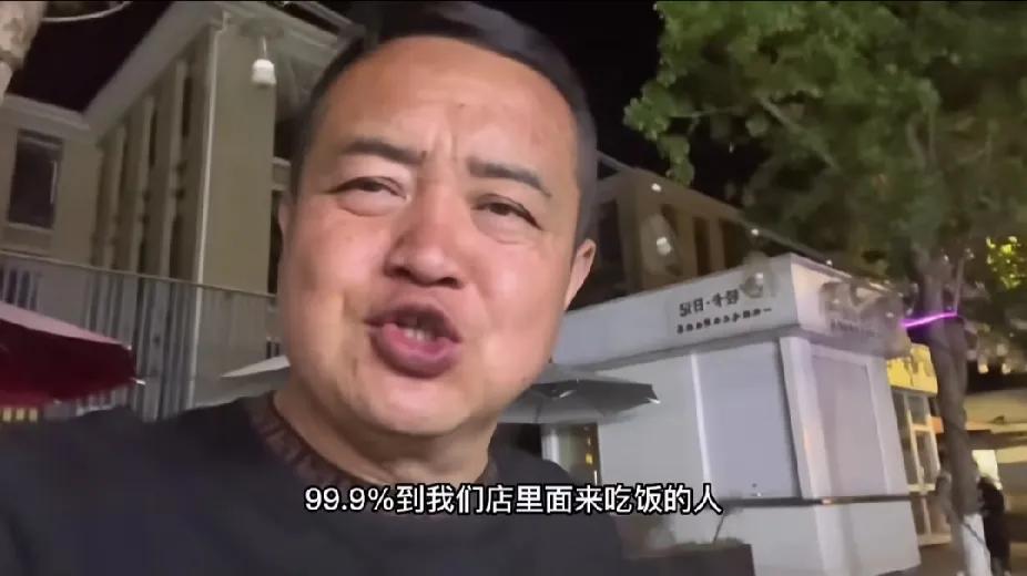 如果你去到成都，可能需要做好被“谢谢”两个字包围的准备。

成都人真的很爱说“谢