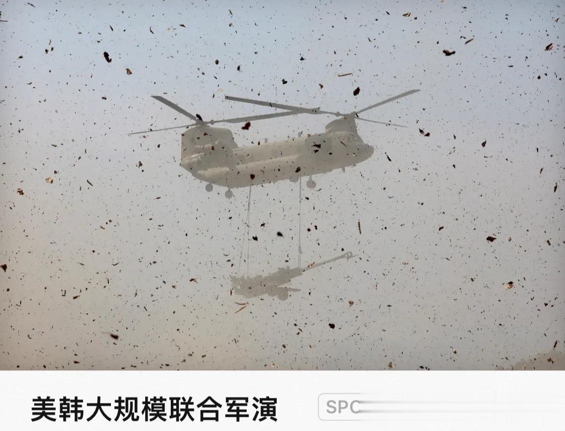 一架美军「奇努克」直升机在演习中运输一支美制 M777 榴弹炮，韩国抱川市。3月