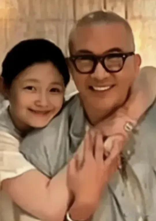 看大S勾着欧巴脖子依偎在他肩上的娇羞表情，明显可以看出大S真的非常甜蜜幸福，具俊