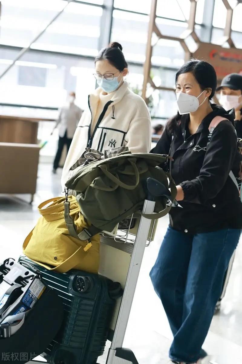 郑恺携妻女赶机美如画！苗苗穿健美裤产后更苗条，丈母娘卷发真洋气！
 
郑恺罕见携