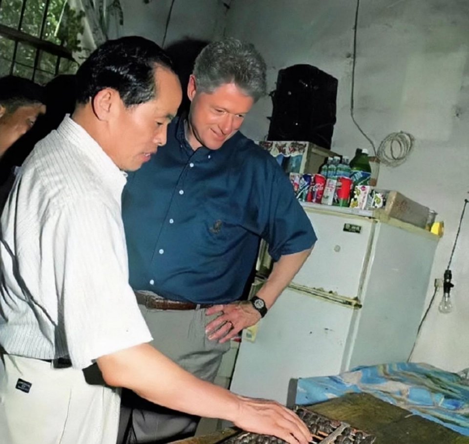 #历史那些事[超话]#1998年，时任美国总统克林顿访华。当他来到桂林兴平镇的小