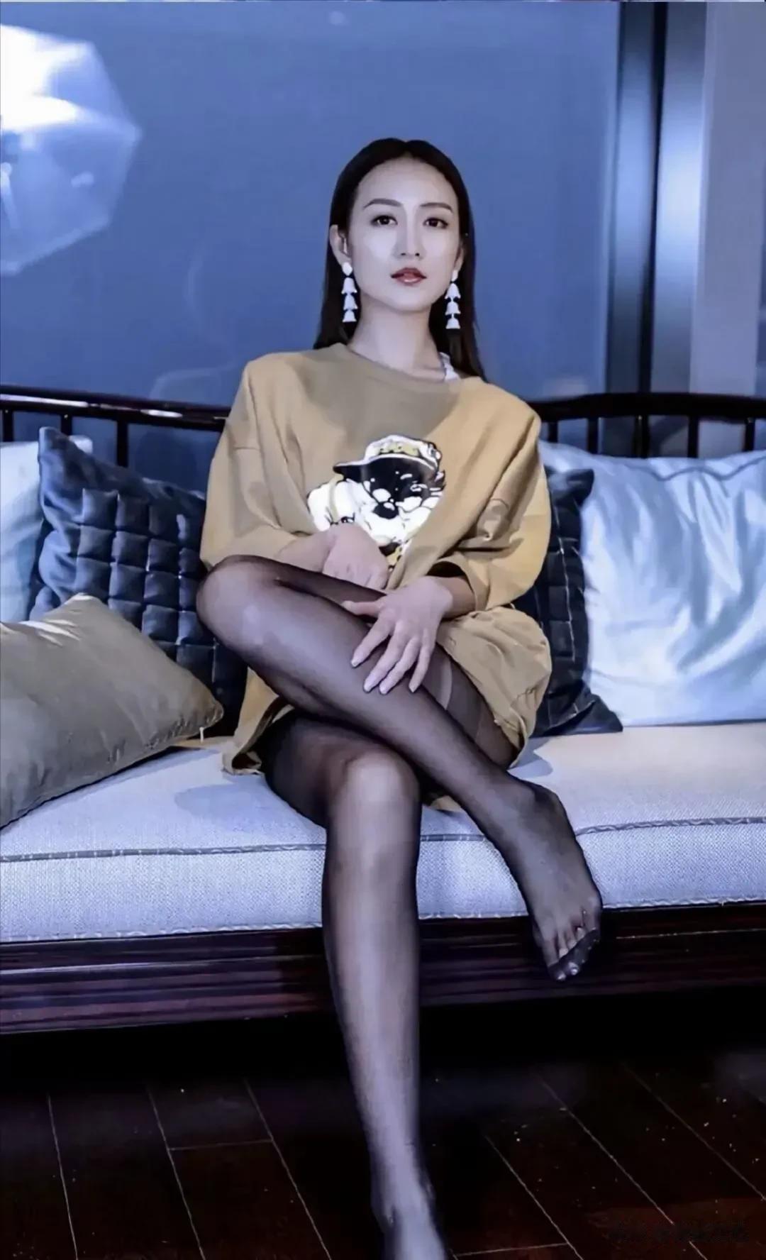 不得不说，王鸥真的是气质非凡，自从当年她出演了《伪装者》中汪曼春一角后，我就对她