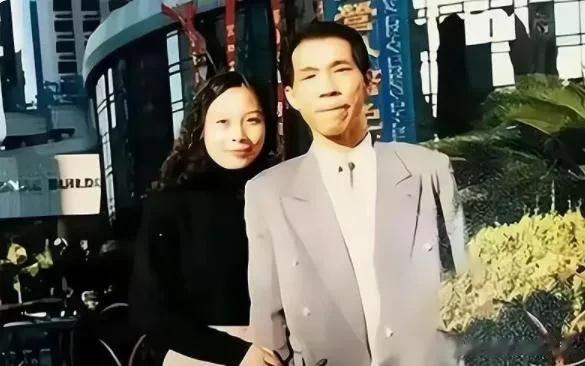 照片拍摄于1996年，劳荣枝亲昵的依偎在法子英的身侧，劳荣枝声称她身心都被法子英