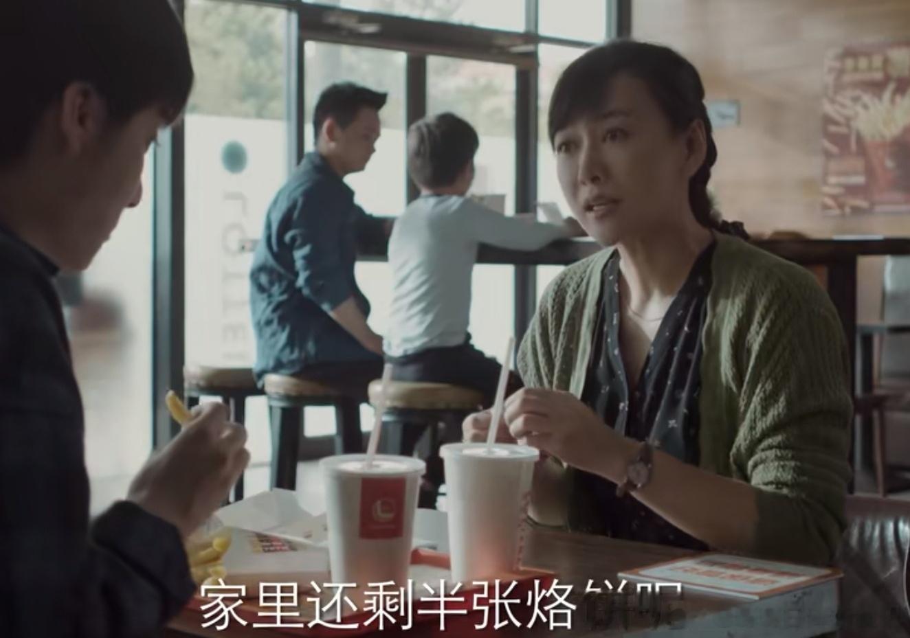 有一种孩子，专治父母的无私奉献，《曾少年之小时候》里何筱舟和妈妈去吃快餐，妈妈觉