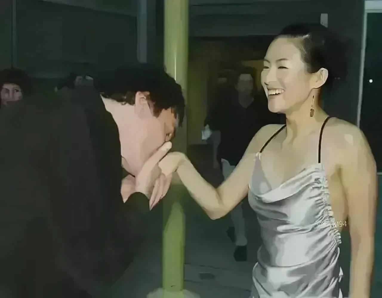 2004年的美国洛杉矶，年轻的章子怡和一个外国帅哥的合影，那时的章子怡穿着一条吊