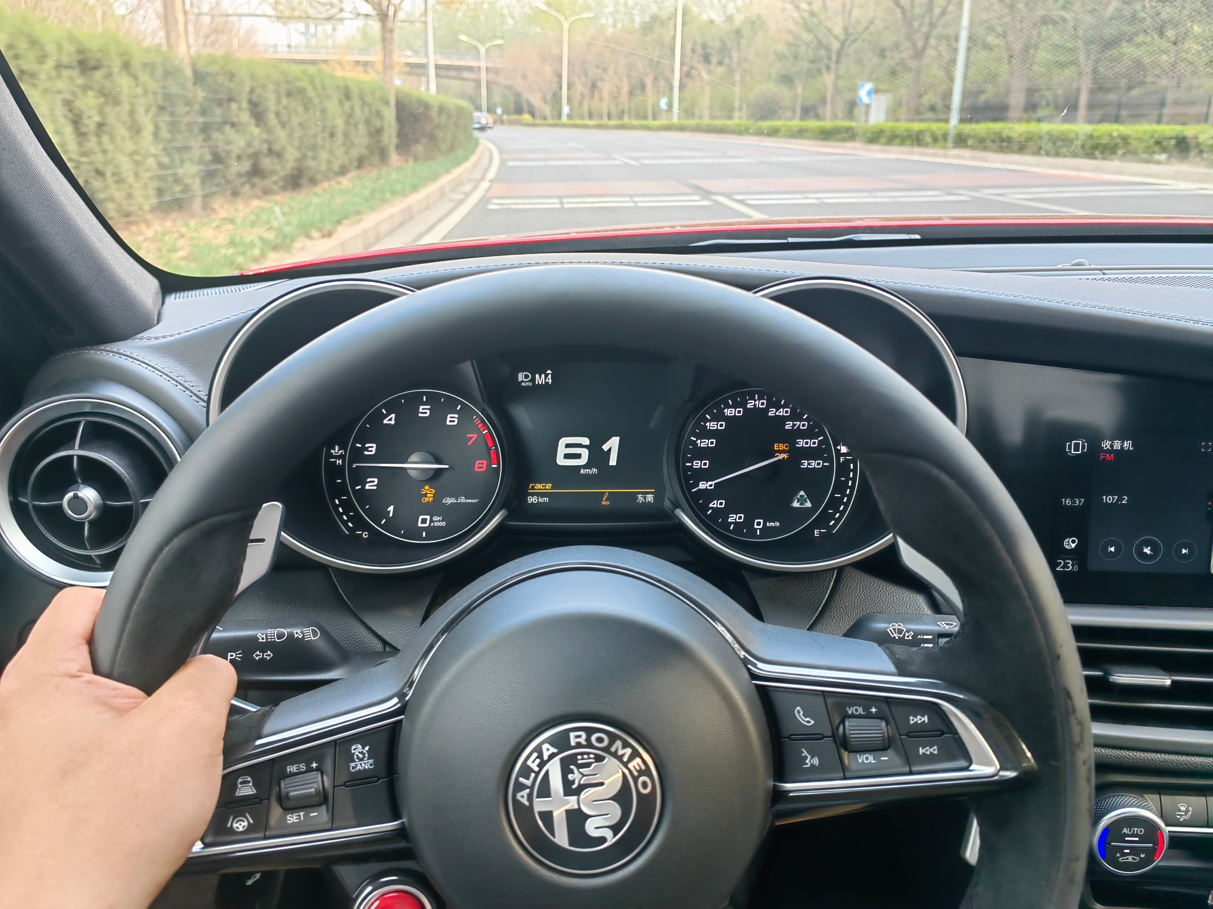 从GTAm上下来，世界上怎么会有这么好的车？？我需要买一台四叶草代步，现在立刻马