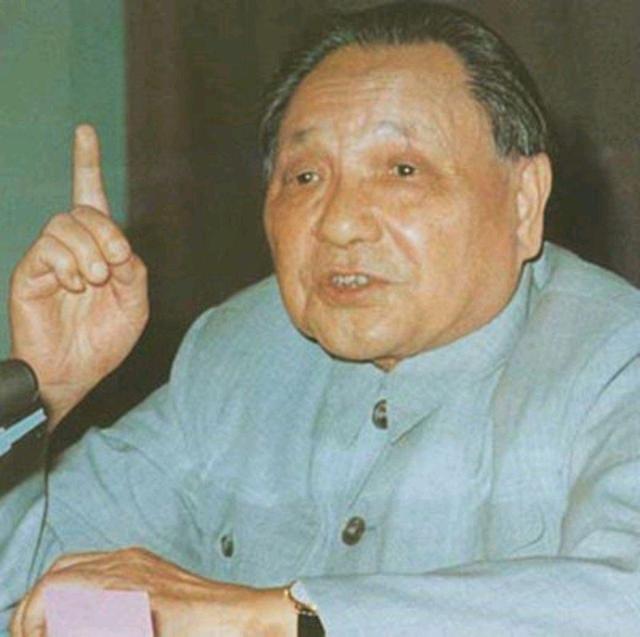 1984年，邓公为香港驻军事件发火，吓得女记者拿不住话筒

1997年，香港顺利