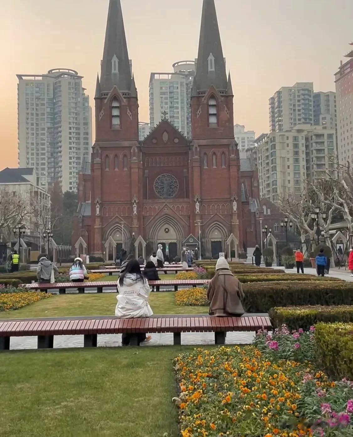 上海新开的徐家汇书院真的好震撼好美啊！
周末和朋友一起去逛了新开的徐汇书院
一看